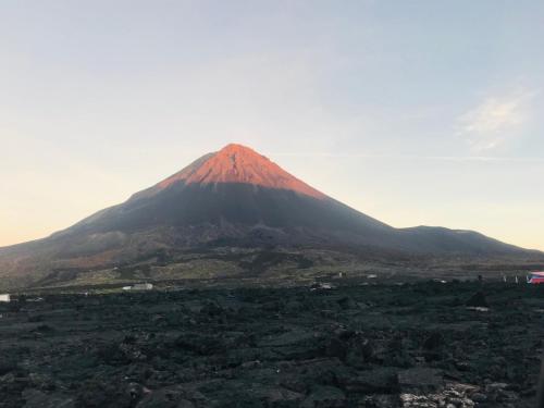 a mountain with a red top on top of it at Pensão Repouso Alegre Turismo e Aventura in Portela