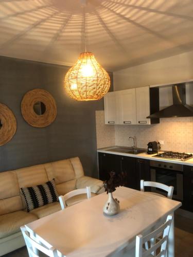 een woonkamer met een tafel en een bank bij La Maison de la Mer in Posada