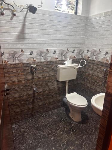 uma casa de banho com um WC e um lavatório em St. Francis Xavier em