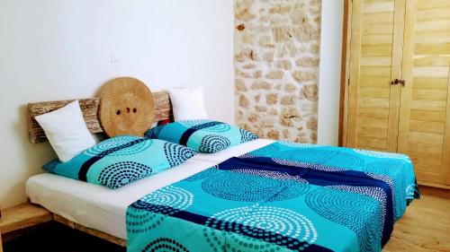 ein Schlafzimmer mit einem Bett mit einer blau-weißen Bettdecke in der Unterkunft Quartier No.63 in Ražanac