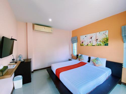 sypialnia z dużym łóżkiem i telewizorem w obiekcie i-Style Lanta Boutique House --- SHA Extra Plus w mieście Ko Lanta