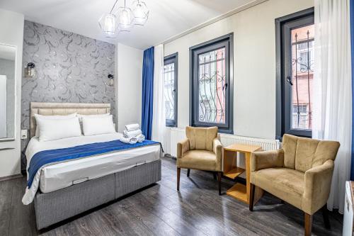イスタンブールにあるSultan Mansionのベッドルーム1室(ベッド1台、椅子2脚付)