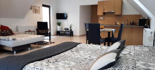 a living room with a bed and a kitchen at Apartamenty U Piotra in Czarny Dunajec