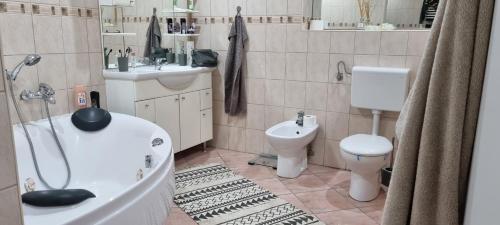 y baño con bañera, aseo y lavamanos. en Hiša pri Bici en Slovenj Gradec