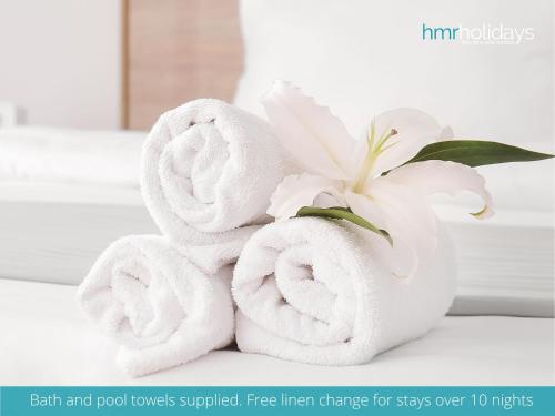 Postel nebo postele na pokoji v ubytování Villa Bella by HMR Holidays
