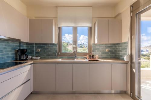 Η κουζίνα ή μικρή κουζίνα στο 3 Bedroom Villa with Stunning Sea View & Private Parking