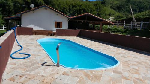 una grande piscina blu su un patio di Casa - Sítio da Tabi - Lagoinha-SP a Lagoinha
