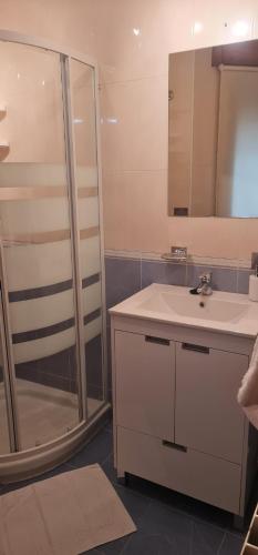 bagno con lavandino e doccia di Cristo22 Apartamento recién reformado con parking propio a Vigo
