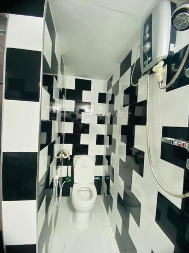 a bathroom with a black and white tile wall at Blue Ocean Villa in Kottagoda