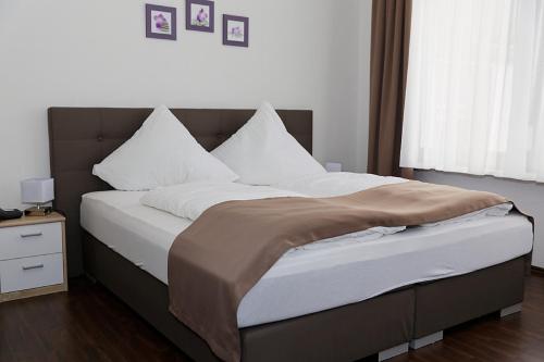 Postel nebo postele na pokoji v ubytování Hotel Hüttl - Garni