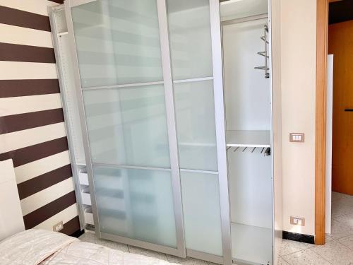 Armario de cristal en una habitación con cama en BELLAVITA, en Pozzallo