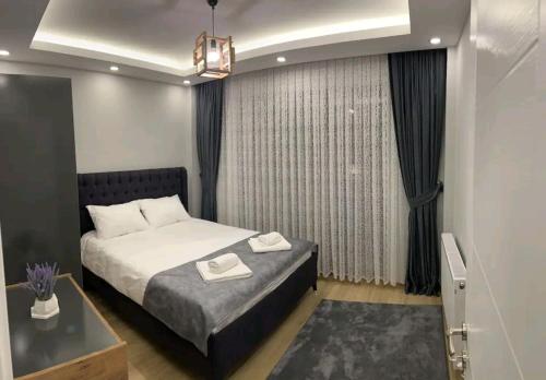 een hotelkamer met een bed en een raam bij Şişli-Taksim in Istanbul