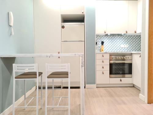 Een keuken of kitchenette bij Pontevedra Apartments - Peregrina Family Suite