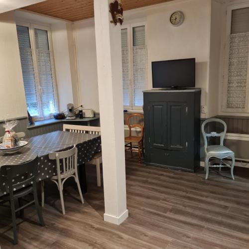 une salle à manger avec une table et une télévision dans l'établissement Villa SYLVIE, à Luchon