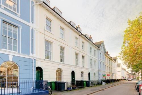 een rij witte en blauwe gebouwen op een straat bij Beautiful Ground floor apartment with Parking, Exeter in Exeter