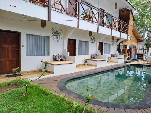 uma villa com uma piscina e uma casa em Katara Gili, Boutique Rooms and Bungalows em Gili Trawangan