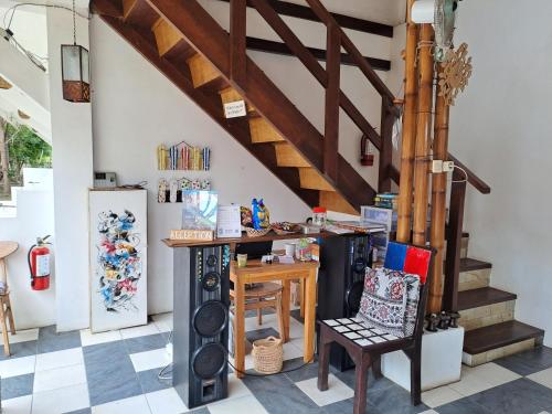 een kamer met een trap met een tafel en een stoel bij Katara Gili, Boutique Rooms and Bungalows in Gili Trawangan