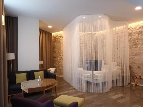 een woonkamer met een bank en een tafel bij Torre Homenaje Historical Suites in Sevilla