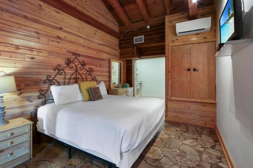 En eller flere senger på et rom på Wimberley Log Cabins Resort and Suites- Unit 2