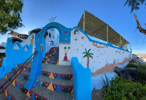 un bâtiment avec un mur d'escalade et un toboggan dans l'établissement Nubian palace, à Assouan