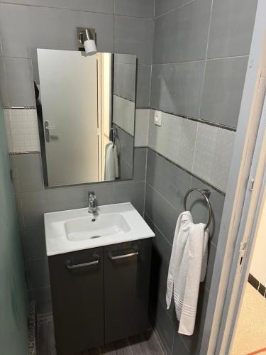 bagno con lavandino e specchio di Superbe appartement Patio a Rabat