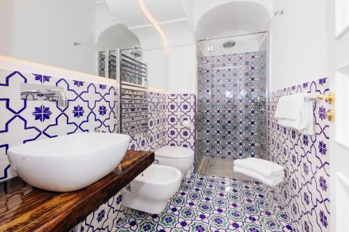 ポジターノにあるLa Bizantina Luxury Villaのバスルーム(白い洗面台、トイレ付)