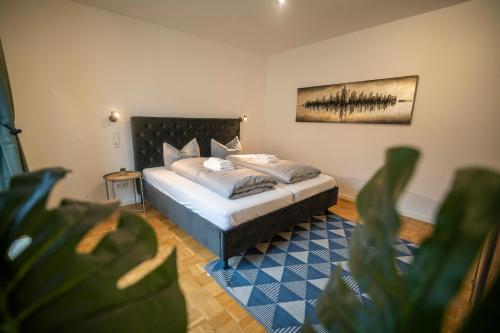 um quarto com uma cama e um quadro na parede em RR - Modern Apartment 53qm - Balcony - Lift em Magdeburgo
