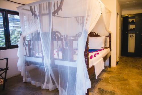 Moonshine Uroa Boutique Hotelにあるベッド