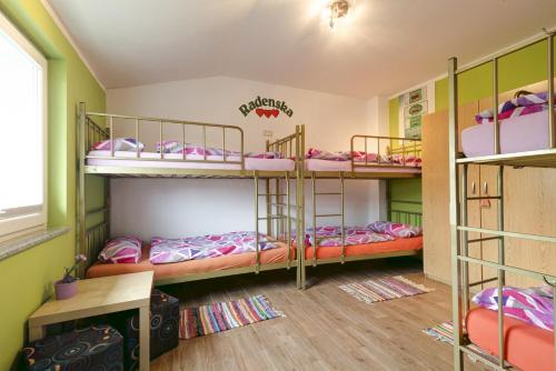 Katil dua tingkat atau katil-katil dua tingkat dalam bilik di Hostel Ociski Raj