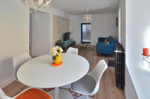 a white table and chairs in a living room at Logement Cosy à 5mn du Futuroscope in Jaunay-Marigny