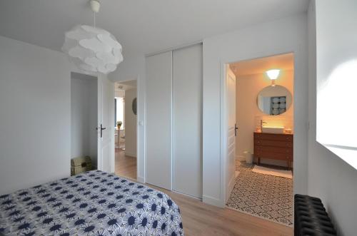 a bedroom with a bed and a dresser and a mirror at Logement Cosy à 5mn du Futuroscope in Jaunay-Marigny