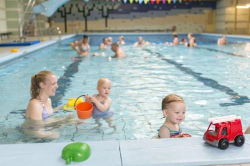 un gruppo di persone in piscina di The Little House by the Rottemeren a Zevenhuizen