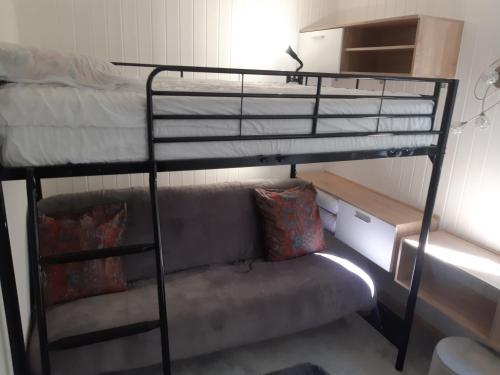 un par de literas con sofá en una habitación en Appartement en station de ski à 700 m des télécabines et 100 m du centre-village, en Les Carroz d'Araches
