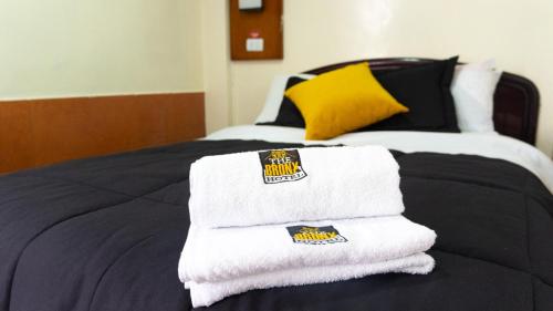 sterta ręczników na łóżku w obiekcie The BRONX HOTEL w mieście Latacunga