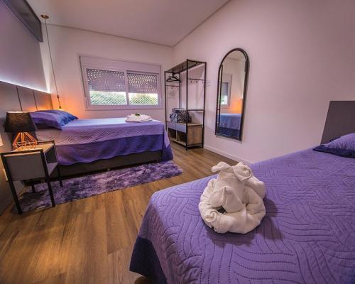 um quarto com 2 camas e um espelho em Apartamento no cetro Canela em Canela