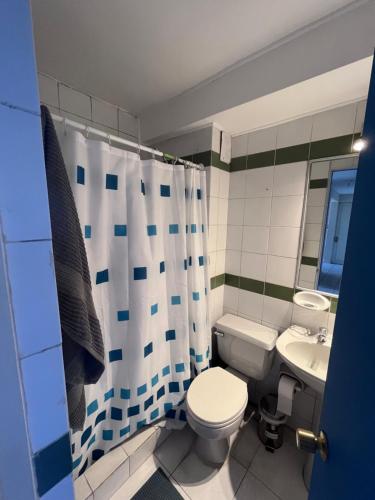 uma casa de banho com um WC e um lavatório em 3D 2B cerca playa y centro, Park Surf em Iquique