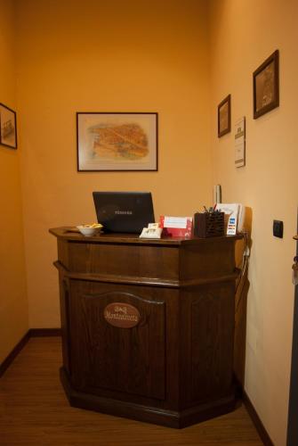 biurko recepcyjne z laptopem na nim w obiekcie Monteoliveto Bed & Breakfast w mieście Neapol