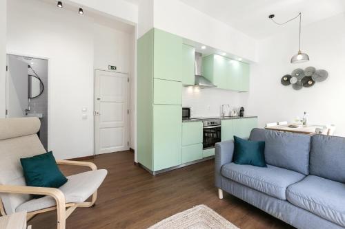 un salon avec un canapé et une cuisine dans l'établissement Old Town House, à Peniche