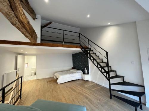 1 dormitorio con escalera y 1 cama en una habitación en A 5mn du Futuroscope: Loft ravissant!, en Jaunay-Clan