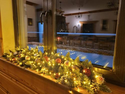 a window with christmas decorations on a window sill at Willa pod Babią Górą in Zubrzyca Górna