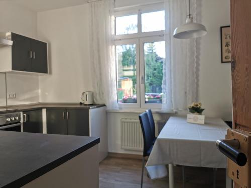 a kitchen and dining room with a table and a window at Ferienwohnung Luise mit separater Küche in Naumburg