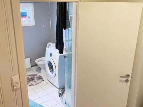 La salle de bains est pourvue de toilettes et d'un lave-linge. dans l'établissement Holiday home Mosvik, à Mosvik