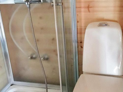 uma casa de banho com um WC e um chuveiro em Holiday home Davik em Davik