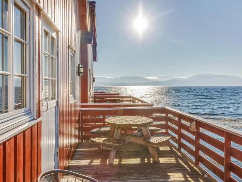 stół i krzesła na balkonie z widokiem na ocean w obiekcie 6 person holiday home in Brekstad w Brekstad