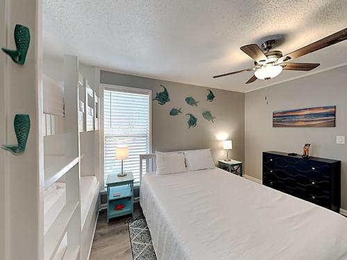 sypialnia z łóżkiem i wentylatorem sufitowym w obiekcie Sandpiper Cove 2015 w mieście Destin