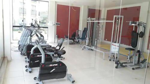 a gym with several exercise bikes in a room at Flat Quartier - Aldeia das Águas in Barra do Piraí
