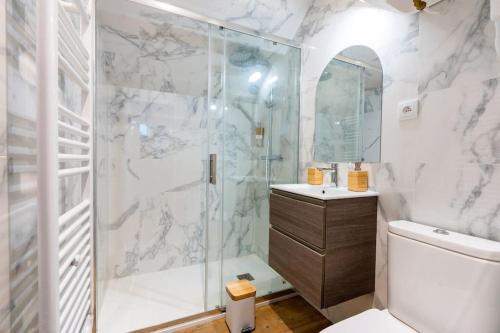 een badkamer met een douche, een toilet en een wastafel bij Self Checkin Automatique - Centre-ville - OCÉANIE in La Ferté-sous-Jouarre