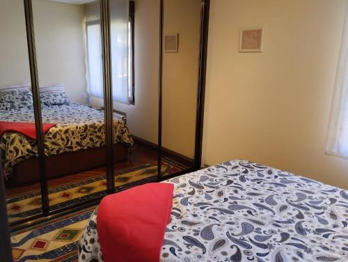 um quarto com uma cama e um espelho num quarto em Apartamento en Solares em Valdecilla