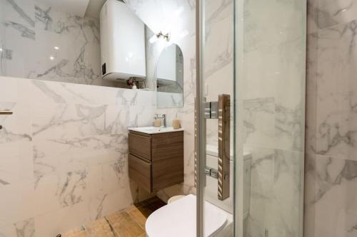 La salle de bains est pourvue d'une douche, de toilettes et d'un lavabo. dans l'établissement Self Checkin Automatique - Centre-ville - ASIE, à La Ferté-sous-Jouarre