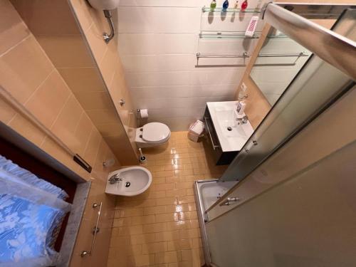uma casa de banho com um lavatório, um WC e um espelho. em Casa Mami' em Marigliano